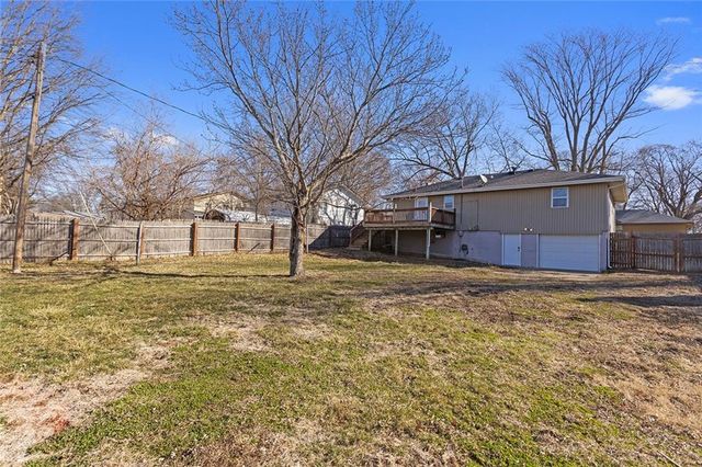 902 SW Locust Street, Oak Grove, MO 64075