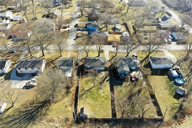 902 SW Locust Street, Oak Grove, MO 64075