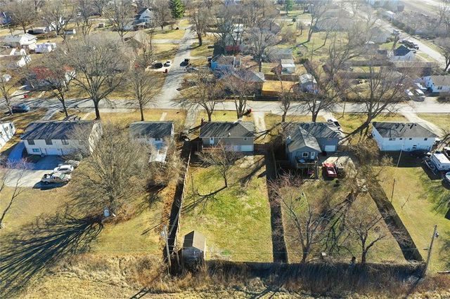 902 SW Locust Street, Oak Grove, MO 64075