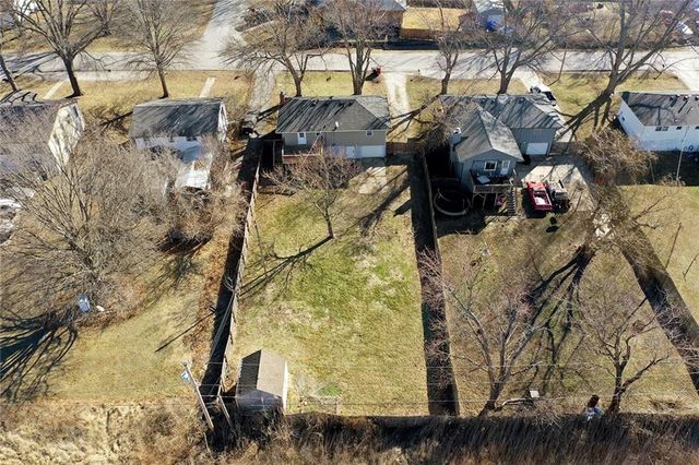 902 SW Locust Street, Oak Grove, MO 64075