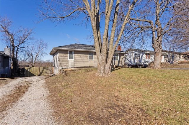902 SW Locust Street, Oak Grove, MO 64075