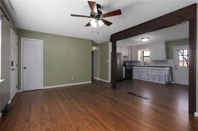 902 SW Locust Street, Oak Grove, MO 64075