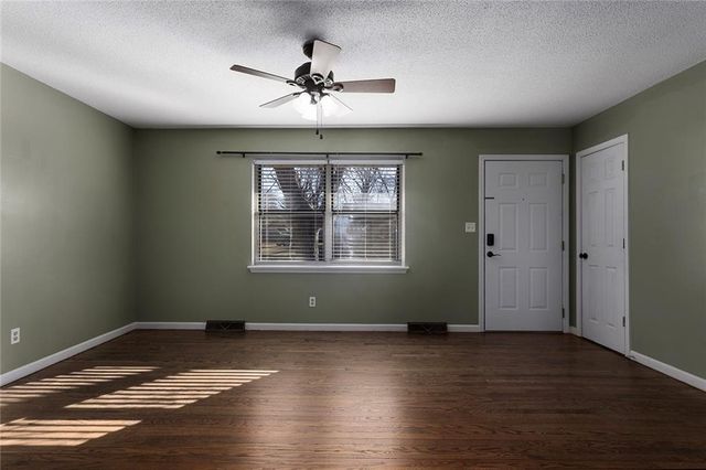 902 SW Locust Street, Oak Grove, MO 64075