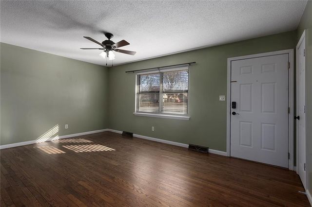 902 SW Locust Street, Oak Grove, MO 64075