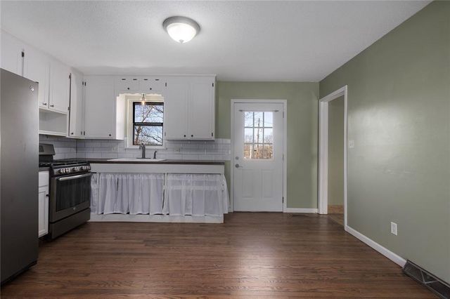 902 SW Locust Street, Oak Grove, MO 64075