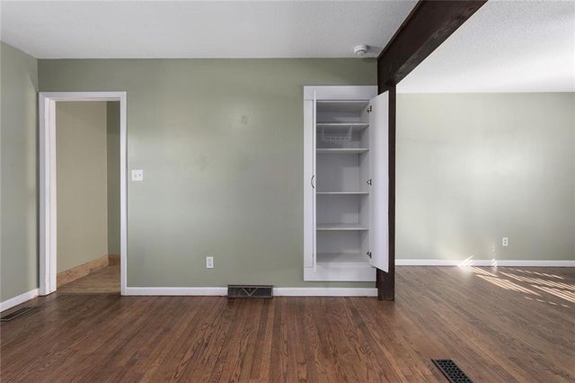 902 SW Locust Street, Oak Grove, MO 64075