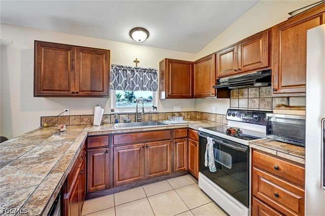 1942 NE 15th ST, Cape Coral, FL 33909