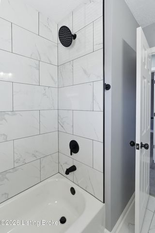 5810 Emmalee Dr, Louisville, KY 40219