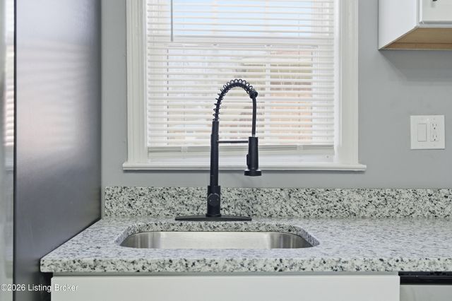 5810 Emmalee Dr, Louisville, KY 40219