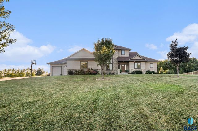 27217 Regal Ct Court, Sioux Falls, SD 57108