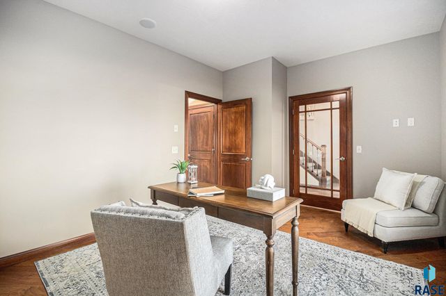 27217 Regal Ct Court, Sioux Falls, SD 57108