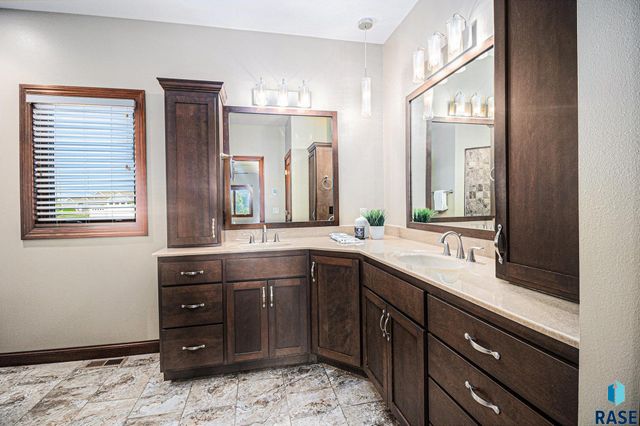 27217 Regal Ct Court, Sioux Falls, SD 57108