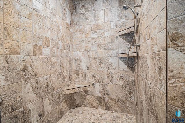 27217 Regal Ct Court, Sioux Falls, SD 57108