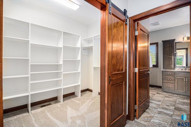 27217 Regal Ct Court, Sioux Falls, SD 57108