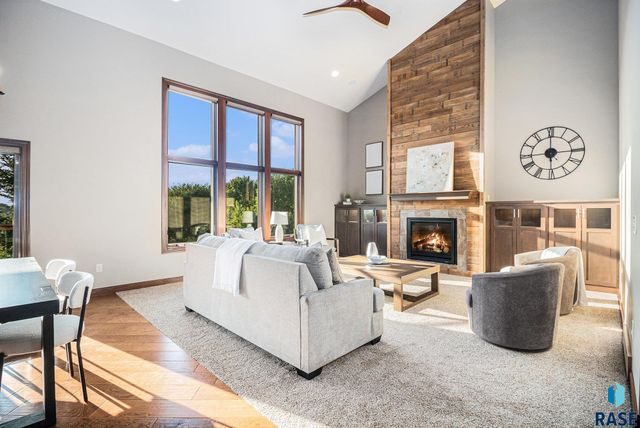 27217 Regal Ct Court, Sioux Falls, SD 57108