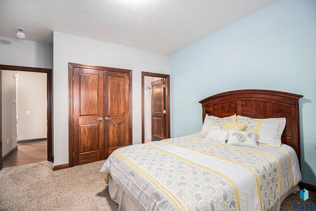 27217 Regal Ct Court, Sioux Falls, SD 57108