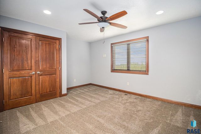 27217 Regal Ct Court, Sioux Falls, SD 57108