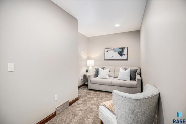 27217 Regal Ct Court, Sioux Falls, SD 57108