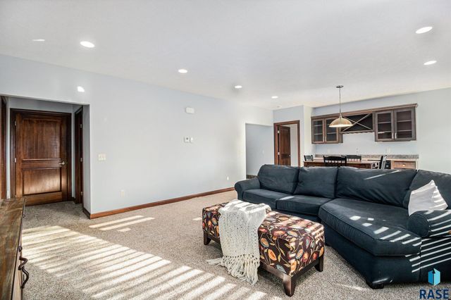 27217 Regal Ct Court, Sioux Falls, SD 57108