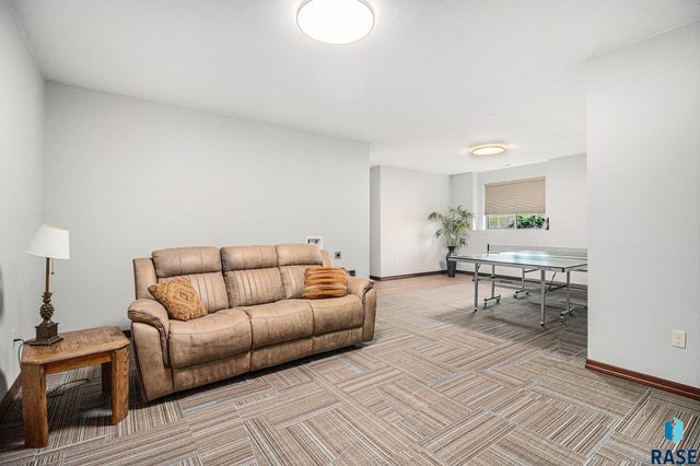 27217 Regal Ct Court, Sioux Falls, SD 57108