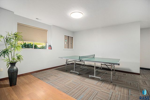 27217 Regal Ct Court, Sioux Falls, SD 57108