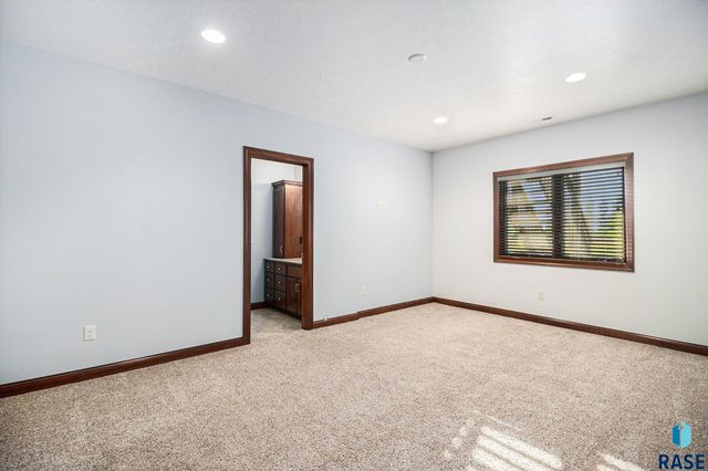 27217 Regal Ct Court, Sioux Falls, SD 57108