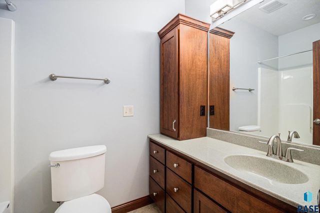 27217 Regal Ct Court, Sioux Falls, SD 57108