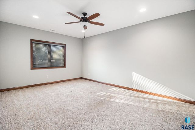 27217 Regal Ct Court, Sioux Falls, SD 57108