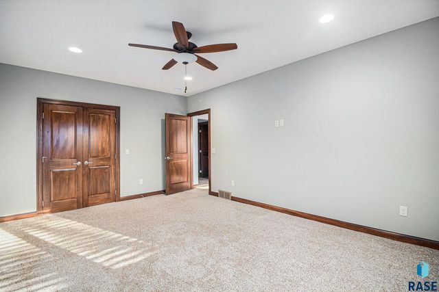 27217 Regal Ct Court, Sioux Falls, SD 57108