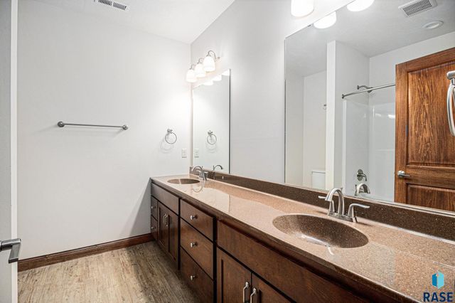 27217 Regal Ct Court, Sioux Falls, SD 57108