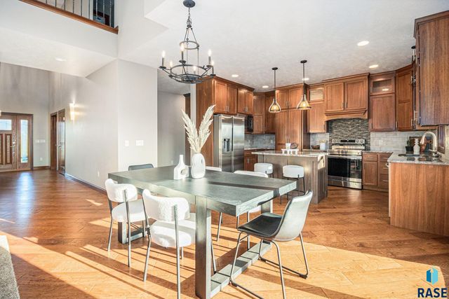 27217 Regal Ct Court, Sioux Falls, SD 57108