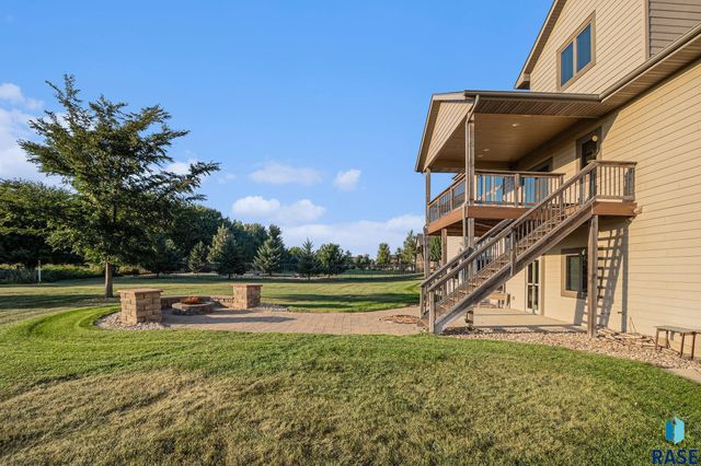 27217 Regal Ct Court, Sioux Falls, SD 57108