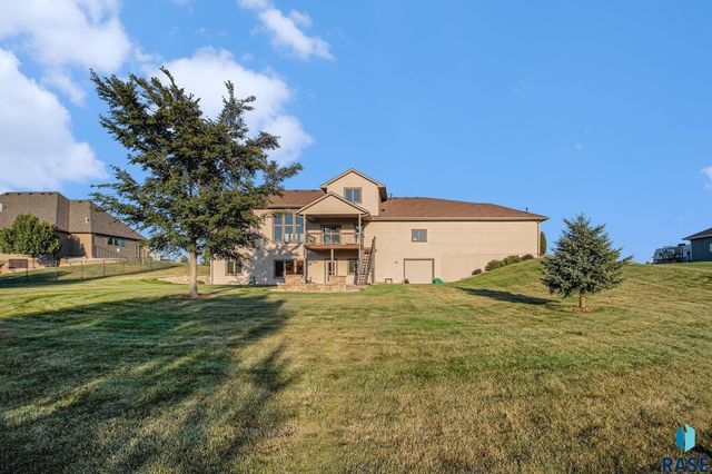 27217 Regal Ct Court, Sioux Falls, SD 57108