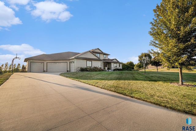 27217 Regal Ct Court, Sioux Falls, SD 57108