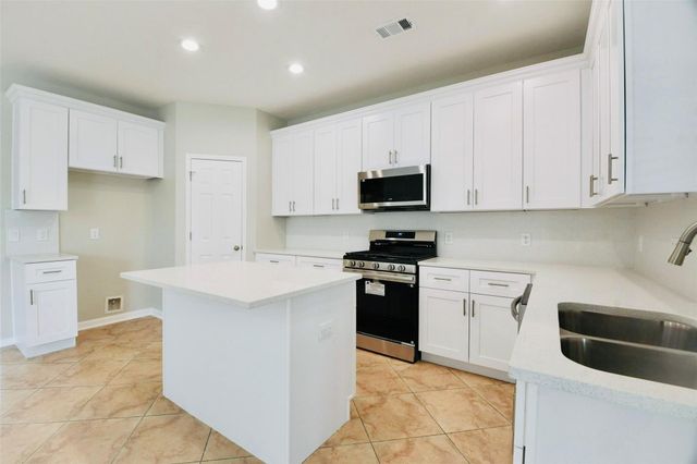 815 Robins Way, Stafford, TX 77477