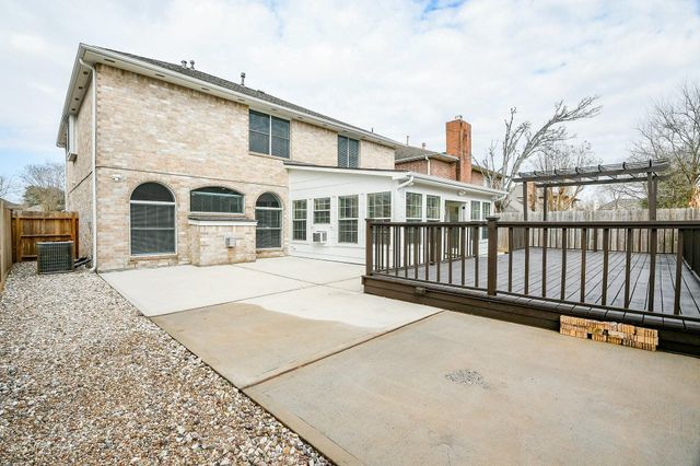 815 Robins Way, Stafford, TX 77477