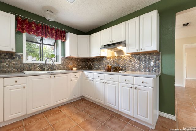 1941 Deer Trail, Floresville, TX 78114