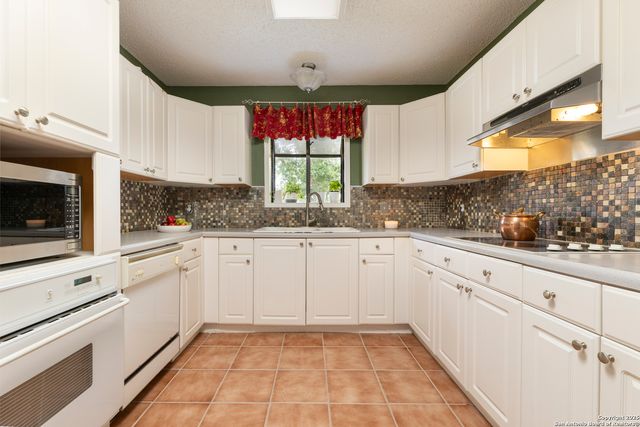 1941 Deer Trail, Floresville, TX 78114
