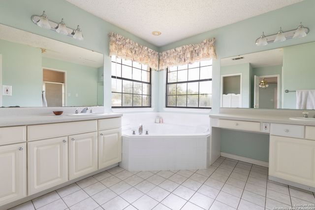 1941 Deer Trail, Floresville, TX 78114