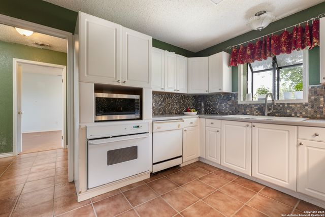 1941 Deer Trail, Floresville, TX 78114
