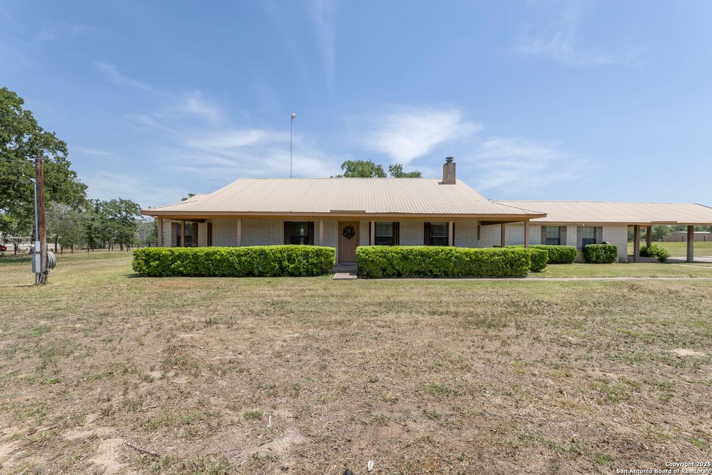 1941 Deer Trail, Floresville, TX 78114