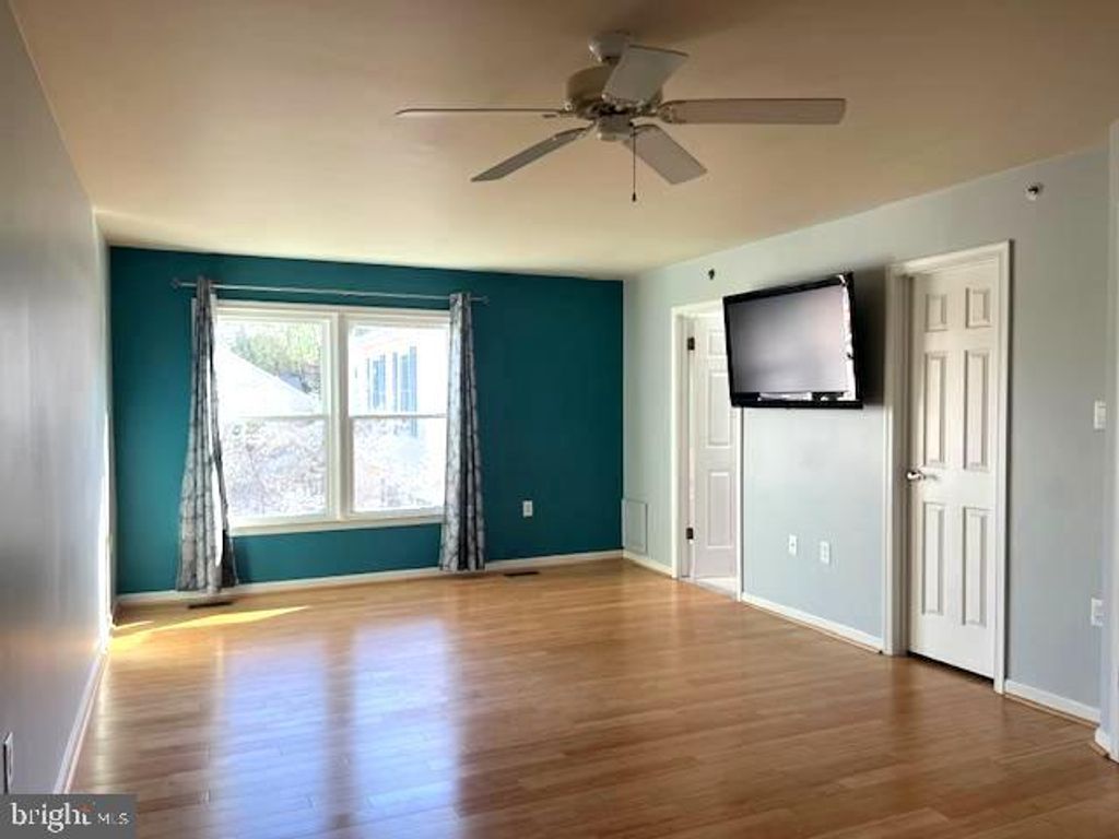 Image 11 of property listing at 3 PERRY RIDGE CT, Baltimore, MD 21237