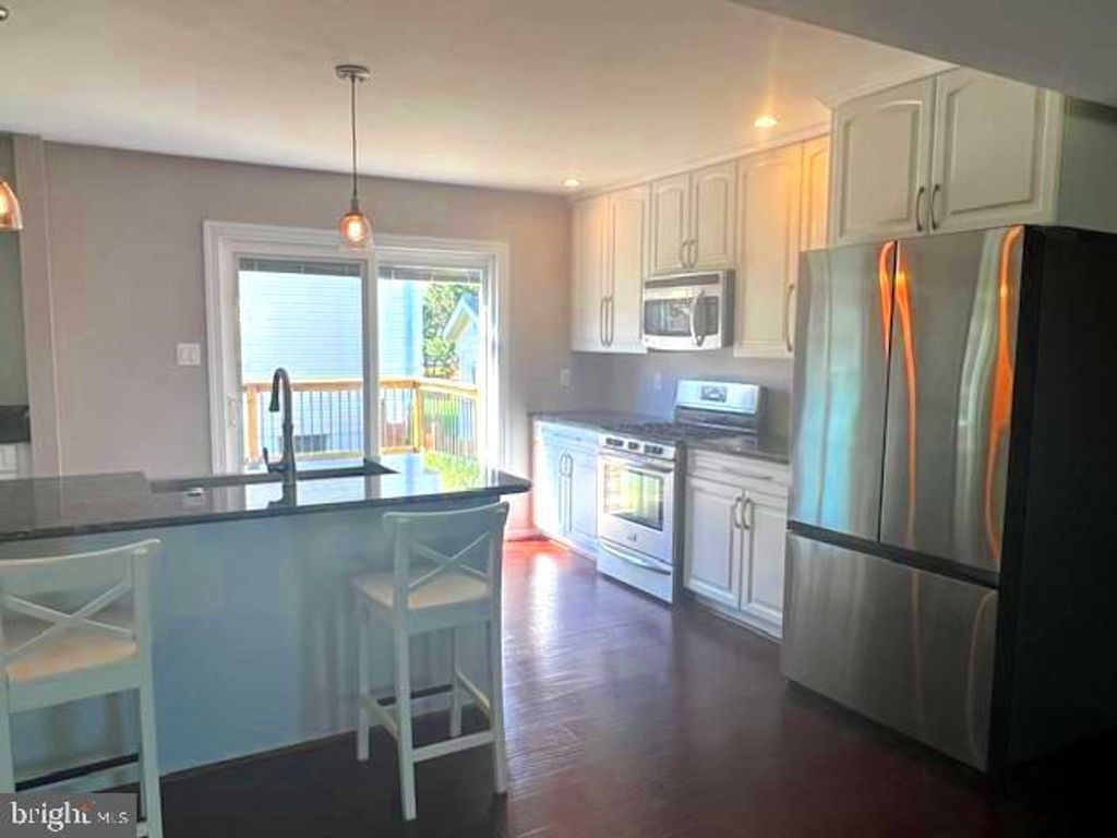 Image 3 of property listing at 3 PERRY RIDGE CT, Baltimore, MD 21237