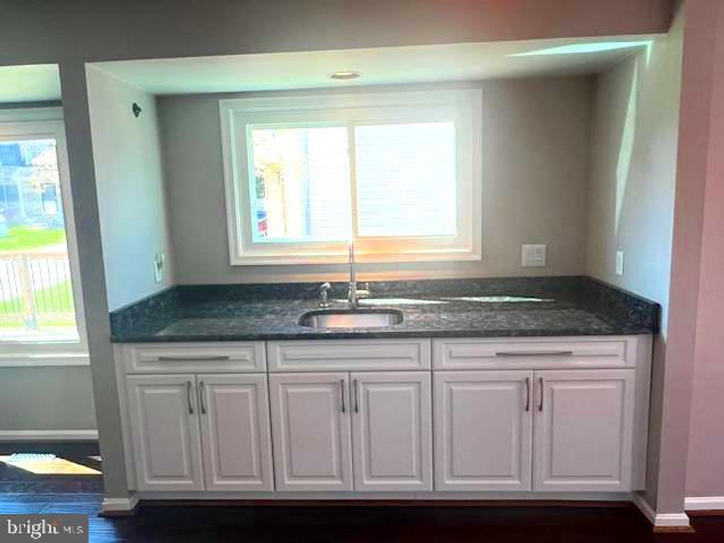 Image 6 of property listing at 3 PERRY RIDGE CT, Baltimore, MD 21237