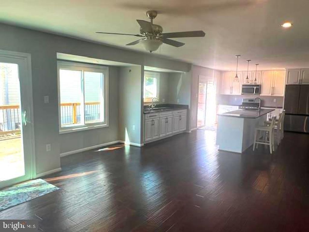 Image 7 of property listing at 3 PERRY RIDGE CT, Baltimore, MD 21237