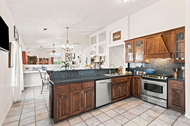 9501 Hamburg Court, Bakersfield, CA 93311