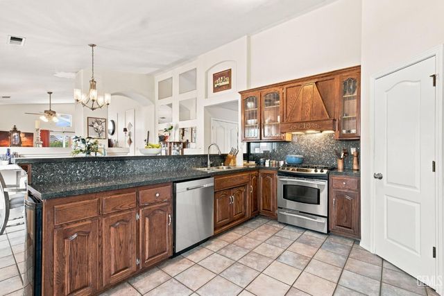 9501 Hamburg Court, Bakersfield, CA 93311