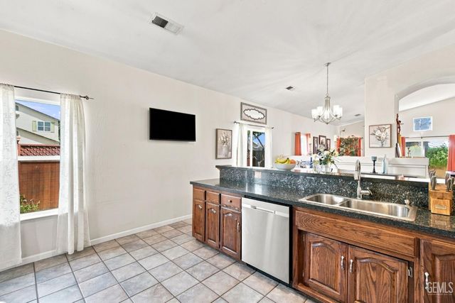 9501 Hamburg Court, Bakersfield, CA 93311