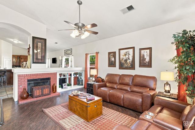 9501 Hamburg Court, Bakersfield, CA 93311