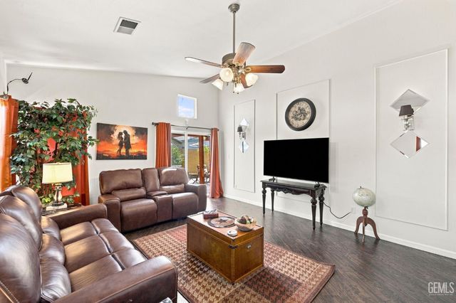 9501 Hamburg Court, Bakersfield, CA 93311